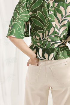 Bluza sa cvetnim dezenom i karnerom Tiffany Production