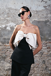 Tiffany Production Top sa ukrasnom mašnom i kopčanjem pozadi