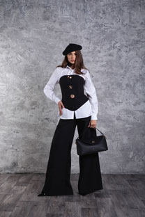 Tiffany Production Asimetrični top sa dekorativnim dugmićima