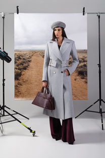 Tiffany Production Elegantni dugi kaput sa zlatnim detaljima