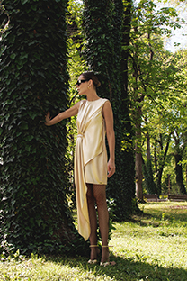 Asimetrična elegantna haljina sa drapiranim delom na prednjoj strani Tiffany Production