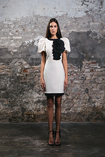 Tiffany Production Mini haljina sa naglašenim rukavima i ukrasnim cvetom