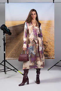 Midi haljina sa prelivenim bojama i V-kragnom na vezivanje Tiffany Production