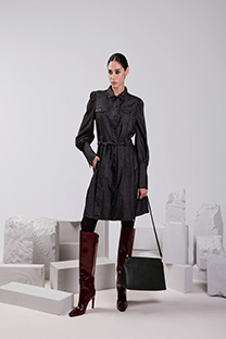 Haljina od tamnog teksasa sa pojasom i naglašenim rukavima Tiffany Production