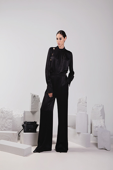 Bluza dugih zvonastih rukava sa visokom kragnom i ukrasnim dugmićima Tiffany Production