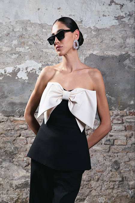 Tiffany Production Top sa ukrasnom mašnom i kopčanjem pozadi