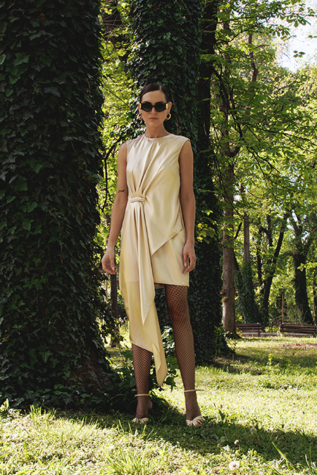 Asimetrična elegantna haljina sa drapiranim delom na prednjoj strani Tiffany Production