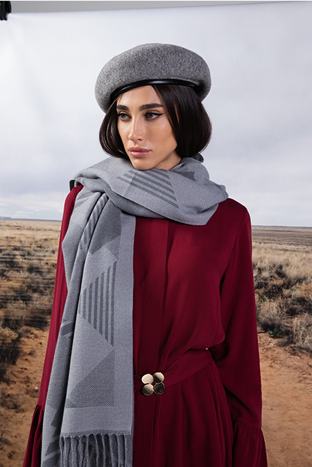 Tiffany Production Ženska haljina sa zvonastim rukavima i ukrasnim kaišem