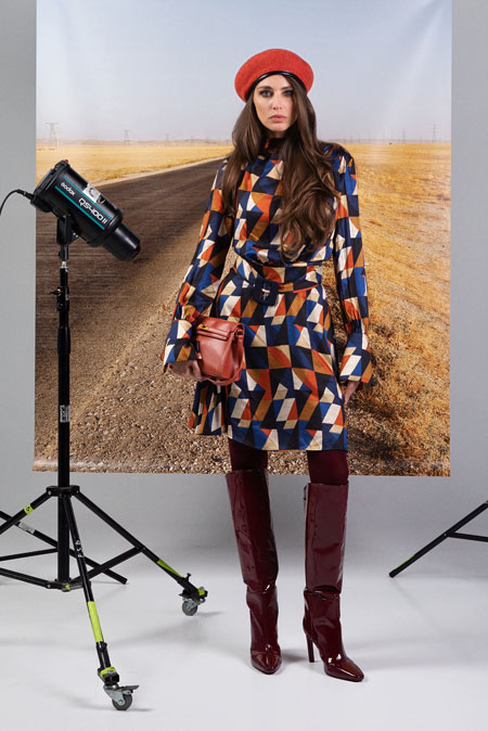 Kratka haljina sa zvonastim rukavima u dezenu Tiffany Production