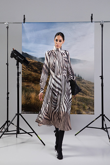 Tiffany Production Midi haljina u dezenu sa visokom kragnom