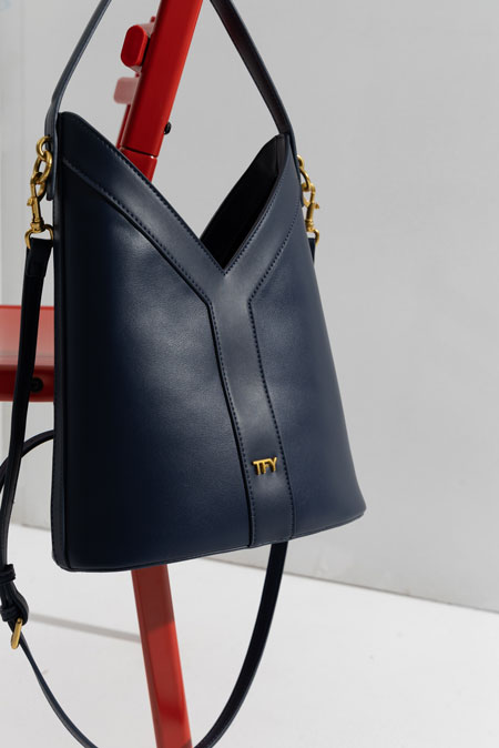 Elegantna torba sa naglašenim V dizajnom Tiffany Production